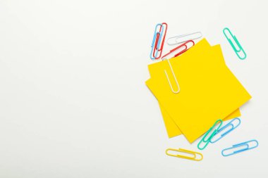 Farklı ofis aksesuarları kavramı - ataçlı kağıt