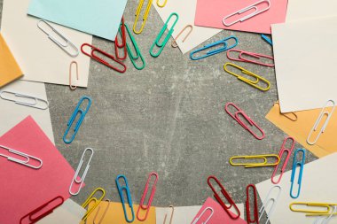 Farklı ofis aksesuarları kavramı - ataçlı kağıt