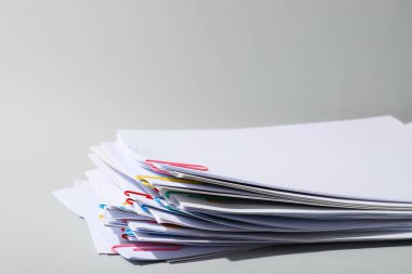 Farklı ofis aksesuarları kavramı - ataçlı kağıt