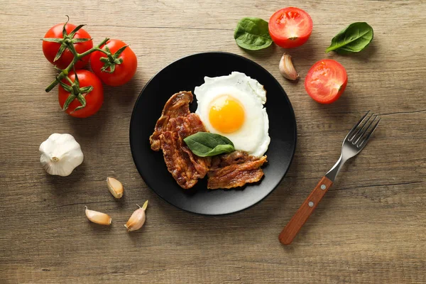 揚げベーコンと卵 おいしい朝食 トップビュー — ストック写真