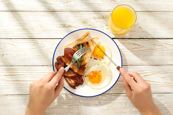 Τηγανητό Μπέικον Και Αυγό Νόστιμο Πρωινό Κορυφαία Θέα — Φωτογραφία Αρχείου