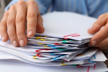 Farklı ofis aksesuarları kavramı - ataçlı kağıt