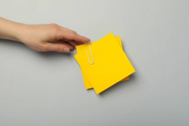 Farklı ofis aksesuarları kavramı - ataçlı kağıt