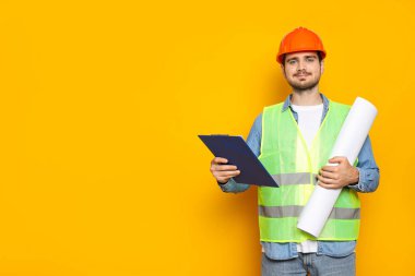 Genç adam inşaat mühendisi, metin için yer var.