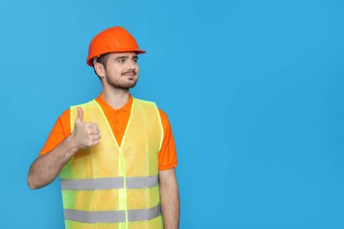 Genç adam inşaat mühendisi, metin için yer var.