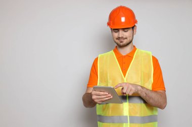 Genç adam inşaat mühendisi, metin için yer var.