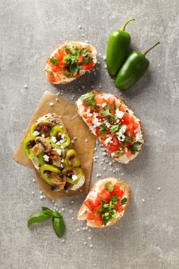 Lezzetli ızgara sebzeli tost.