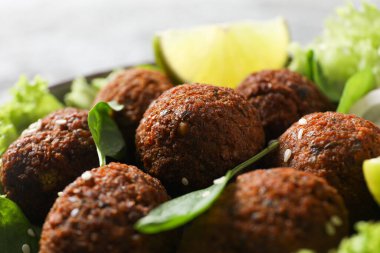 Vejetaryen yemek konsepti - falafel, lezzetli falafel topları