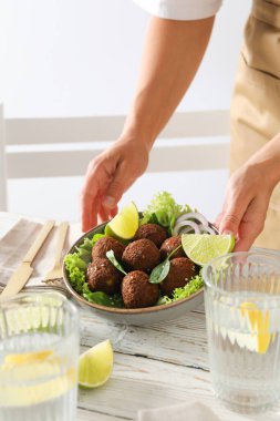 Vejetaryen yemek konsepti - falafel, lezzetli falafel topları