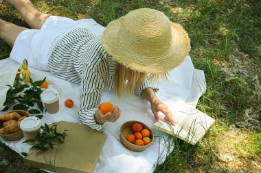 Doğada zaman geçirmek - piknik, piknik için aksesuarlar