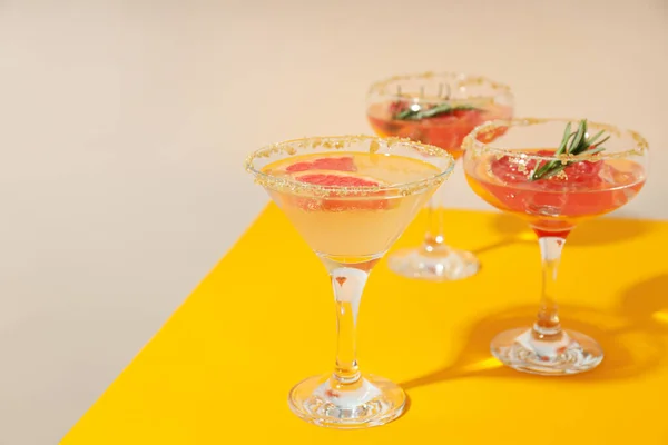 グレープフルーツカクテル パーティー用のアルコールまたはノンアルコール飲料 テキスト用のスペース — ストック写真