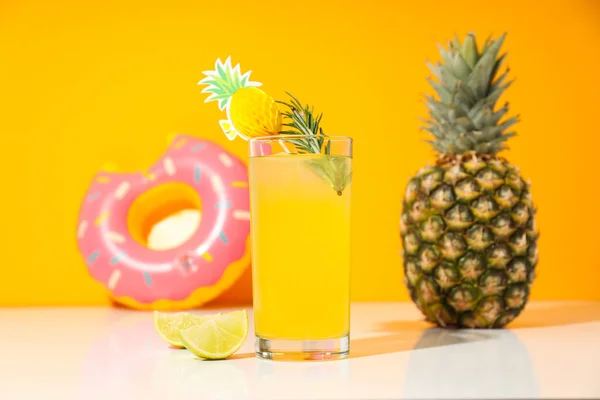飲み物 爽やかな夏の飲み物 夏のバイブのコンセプト — ストック写真