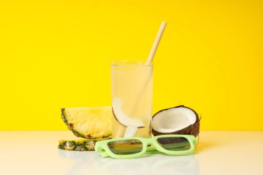 İçkiler, ferahlatıcı yaz içeceği, yaz havası konsepti.