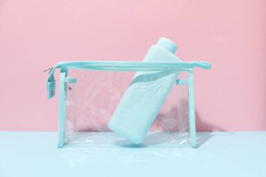 Farklı tuvalet ve aksesuarlar için tuvalet çantası.