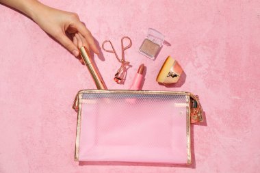 Farklı tuvalet ve aksesuarlar için tuvalet çantası.