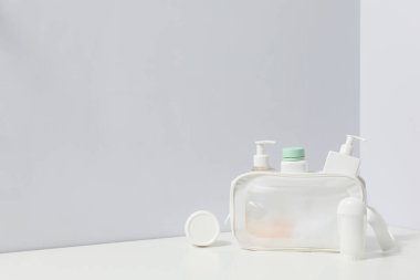 Farklı tuvalet ve aksesuarlar için tuvalet çantası.