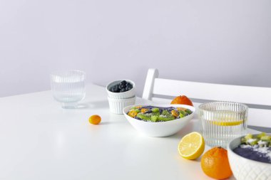 Acai smoothie, lezzetli ve sağlıklı kahvaltı kavramı.