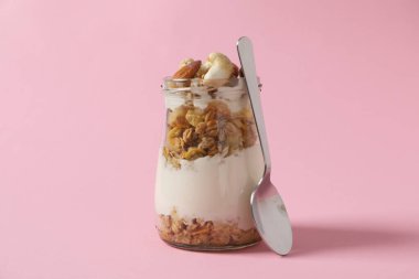 Lezzetli ve besleyici kahvaltı konsepti - yoğurtlu müsli.