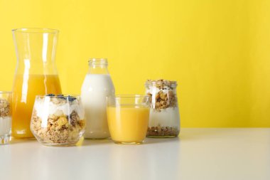 Lezzetli ve besleyici kahvaltı konsepti - yoğurtlu müsli.