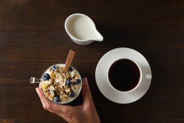 Lezzetli ve besleyici kahvaltı konsepti - yoğurtlu müsli.