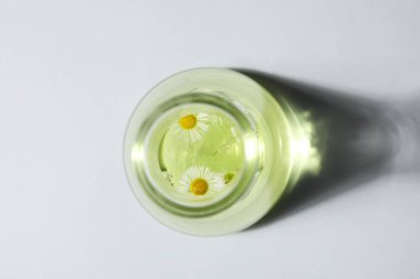 Kozmetik konsept yapmak için kompozisyon, çiçeklerle kozmetik yapmak için