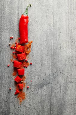 Sıcak ve baharatlı malzemeler kavramı - kırmızı acı biber