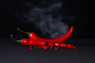 Sıcak ve baharatlı malzemeler kavramı - kırmızı acı biber