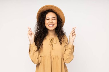 Beyaz arka planda giyinmiş genç bir kadın.