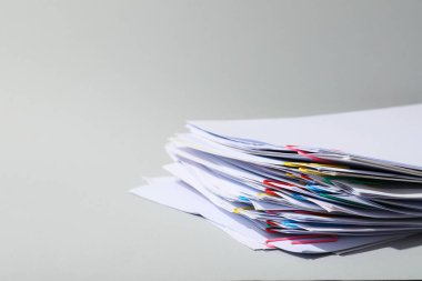 Farklı ofis aksesuarları kavramı - ataçlı kağıt