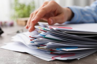 Farklı ofis aksesuarları kavramı - ataçlı kağıt