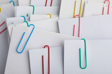 Farklı ofis aksesuarları kavramı - ataçlı kağıt