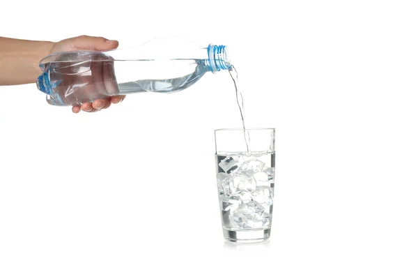 Weibliche Hand Gießt Wasser Aus Flasche Glas Isoliert Auf Weißem — Stockfoto