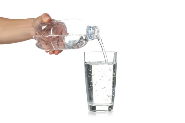 Tangan Wanita Menuangkan Air Dalam Gelas Dari Botol Terisolasi Pada — Stok Foto