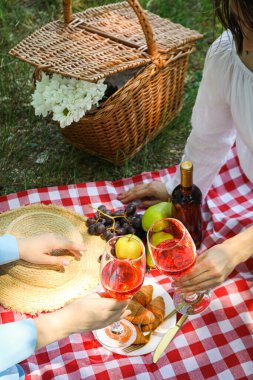 Doğada zaman geçirmek - piknik, piknik için aksesuarlar