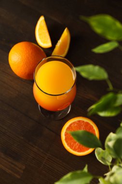 Turuncu kokteyl, taze lezzetli yaz turunçgil kokteyli konsepti.
