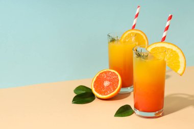 Turuncu kokteyl, taze lezzetli yaz turunçgil kokteyli konsepti.