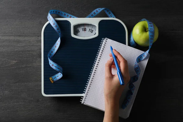 Концепция Потери Веса Здорового Питания Помощью Яблочной Измерительной Ленты — стоковое фото