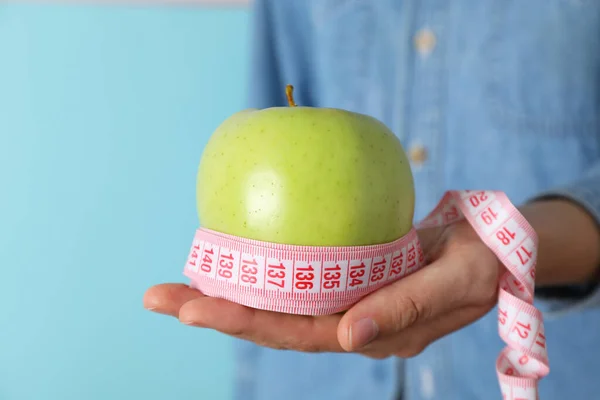 Pojęcie Odchudzania Zdrowego Odżywiania Jabłkiem Taśmą Pomiarową — Zdjęcie stockowe