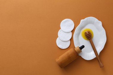 Yüz ve cilt bakım malzemeleri kavramı - Bal kozmetik