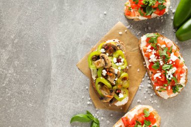 Kızarmış sebzeli tost, mesaj için yer.