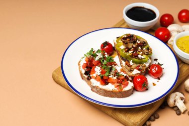 Kızarmış sebzeli tost, mesaj için yer.