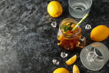 Buzlu çay. Sıcak yaz havasında ferahlatıcı bir içecek.