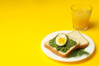 Sandviçli lezzetli kahvaltı kavramı, trex için yer.