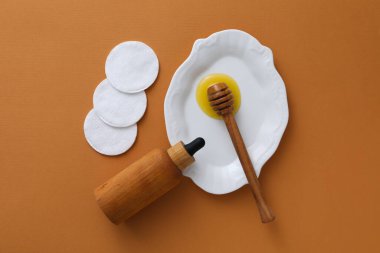 Yüz ve cilt bakım malzemeleri kavramı - Bal kozmetik