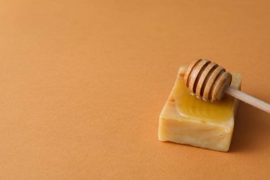 Yüz ve cilt bakım malzemeleri kavramı - Bal kozmetik
