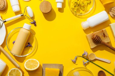 Yüz ve cilt bakım malzemeleri kavramı - Bal kozmetik