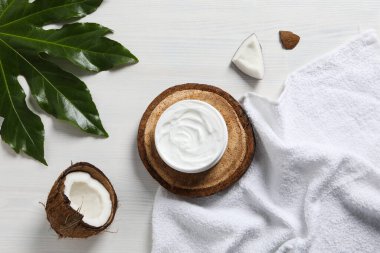 Vücut ve cilt bakım aksesuarları kavramı - Hindistan cevizi kozmetik
