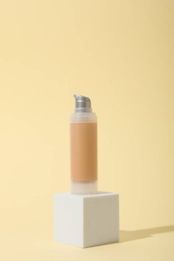 Kozmetik kavramı ve makyaj aksesuarları - temel, metin için alan