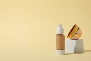 Kozmetik kavramı ve makyaj aksesuarları - temel, metin için alan