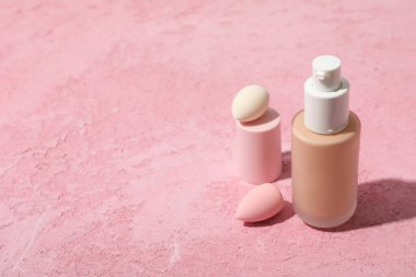 Kozmetik kavramı ve makyaj aksesuarları - temel, metin için alan